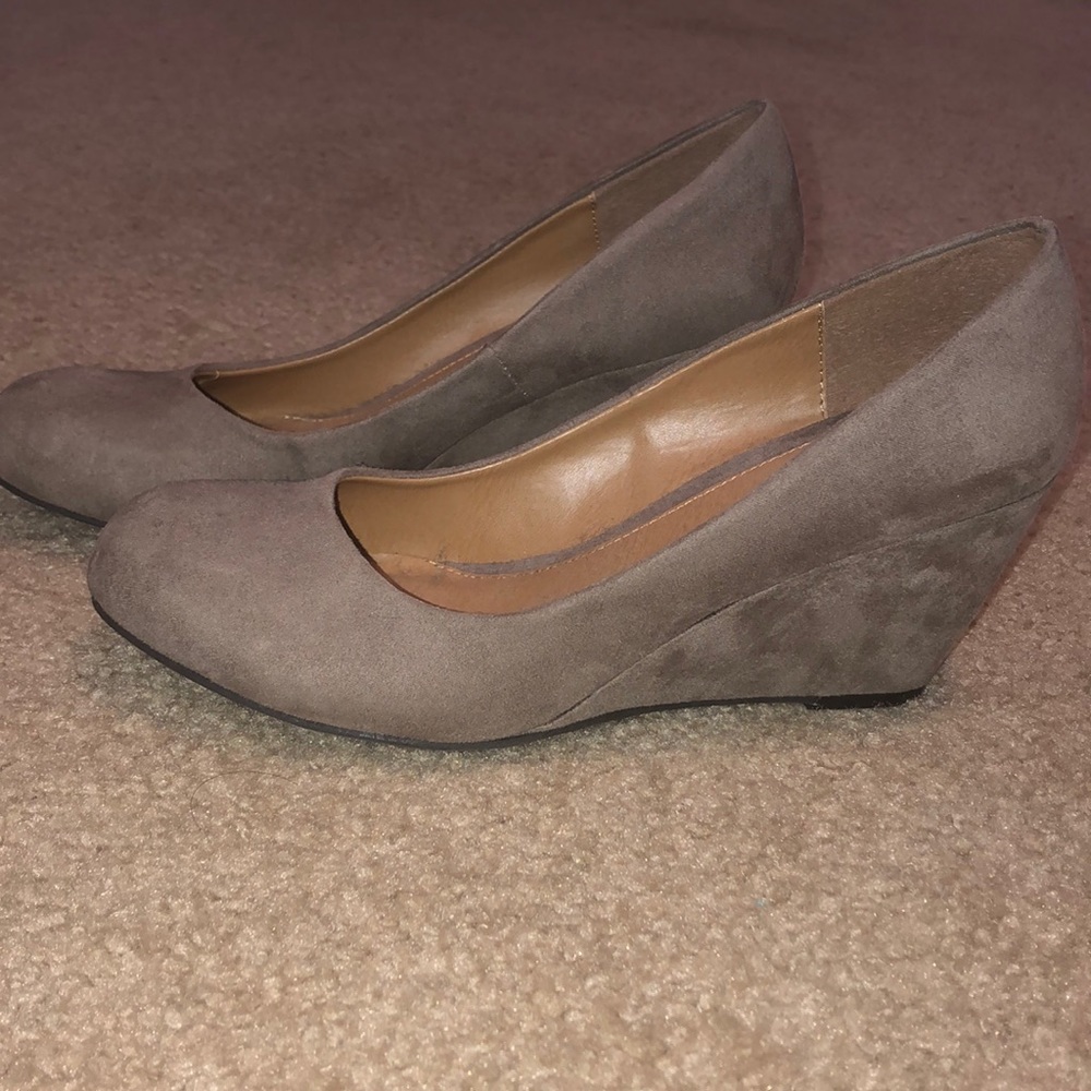 Dark Taupe Chinese Laundry Wedges. Size 8. NWOT.
